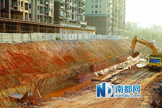 惠州下角青年河整治施工現(xiàn)場，河道清淤已完成，大型機(jī)械入場施工