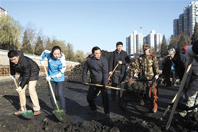 北京：南護(hù)城河道進(jìn)行清淤，9年底泥即將清除
